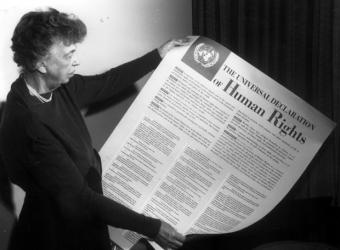 Eleanor_Roosevelt_muestra_Declaracion_Universal_Derechos_Humanos.jpg